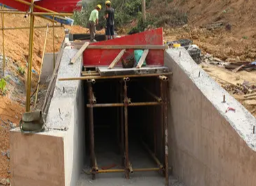 水庫在涵洞上方安裝鋼絲繩葫蘆,解決物料吊運(yùn)難題